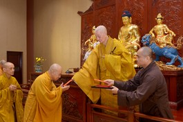 Đại lão Hòa thượng Đệ tứ Pháp chủ GHPGVN trao lộc năm mới đến chư Tăng sáng mồng 3 Tết Giáp Thìn tại chùa Huê Nghiêm (TP.Thủ Đức) - Ảnh: Bảo Toàn/BGN