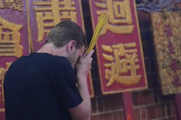 Có những hình thức nghi lễ không có kinh sách nào trong đạo Phật nói đến, nhưng không có nghĩa nó không có trong Phật giáo (đặc thù của mỗi dân tộc, vùng miền), đặc biệt trong Phật giáo dân gian - Ảnh: Thế Phong/BGN