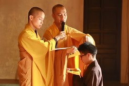 Nghi thức xuống tóc xuất gia - Ảnh mang tính minh họa