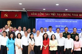 Lãnh đạo TP.HCM với lãnh đạo các cơ quan báo chí, phóng viên tiêu biểu tại buổi họp mặt chiều 7-3-2024