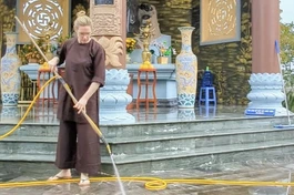 Claudia phụ giúp rửa sân Thiền viện Trúc Lâm Tây Thiên ở tỉnh Vĩnh Phúc, tháng 1-2024 - Ảnh: Nhân vật cung cấp