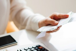 Bạn đi mua sắm nếu thu ngân tính tiền sai (bạn được lợi), về đến nhà mới biết thì dĩ nhiên bạn không phạm. Trong trường hợp bạn chủ động kiểm tra và phát hiện sai sót (có lợi cho bạn) nhưng im lặng để hưởng lợi thì bạn đã phạm khuyết giới.