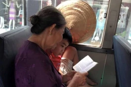 Hai bà cháu trên chuyến xe...