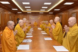 Chư vị Trưởng lão Ban Thường trực Hội đồng Chứng minh tác pháp biện sự xem xét danh sách và các giải trình tấn phong giáo phẩm năm 2023 do Ban Thường trực Hội đồng Trị sự, Ban Tăng sự T.Ư đệ trình tại phiên họp ngày 4-4-2024 - Ảnh: Bảo Toàn/BGN