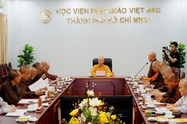 Hòa thượng Viện trưởng và chư tôn đức Hội đồng Điều hành Học viện tham dự phiên họp - Ảnh: Quảng Hậu/BGN