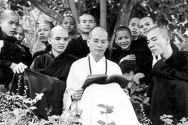 Hòa thượng Thích Trí Thủ với các học Tăng khóa đầu của Phật học viện Trung phần Hải Đức - Nha Trang