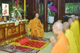 Đức Pháp chủ chia sẻ cảm nhận về Đại lão Hòa thượng Thích Trí Thủ với chư Tăng Quảng Hương Già Lam sau khi dâng hương đảnh lễ tưởng niệm nhân 40 năm ngày Đại lão Hòa thượng viên tịch - Ảnh: Quảng Đạo 