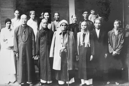Hòa thượng Thích Trí Thủ (1909-1984) cùng với quý Hòa thượng Mật Hiển, Hòa thượng Thiện Siêu, Hòa thượng Thanh Trí và chư Ni, các Phật tử - Ảnh tư liệu của Báo Giác Ngộ