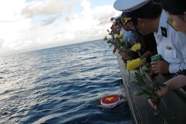 Tưởng nhớ những chiến sĩ đã hy sinh để bảo vệ chủ quyền Tổ quốc trên quần đảo Trường Sa - Ảnh: Hoàng Độ/BGN