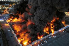 Hỏa hoạn tại Trung tâm thương mại tại số 44 Marywilska với khoảng 1.400 gian hàng, trong đó có khoảng 1/3 gian hàng là của người Việt Nam