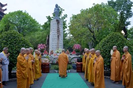 Lễ Tắm Phật tổ chức tại tôn tượng Đức Phật sơ sanh trong khuôn viên chùa Huê Nghiêm