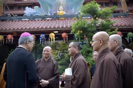 Chư tôn đức trò chuyện với Tổng Giám mục Giuse Nguyễn Năng - Chủ tịch Hội đồng Giám mục Việt Nam và phái đoàn Tổng Giáo phận TP.HCM đến chúc mừng nhân Đại lễ Phật đản - Vesak 2024 