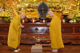 Đại lão Hòa thượng Thích Trí Quảng và Trưởng lão Hòa thượng Thích Như Niệm đối thú tác pháp an cư theo nghi thức hàng Thượng tọa