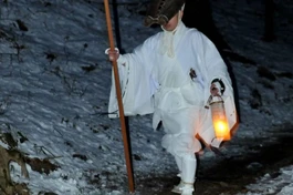 Đại đức Endo Mitsunaga (trái) tiến hành khóa lễ cầu nguyện tại phòng Kogosho của Cung Hoàng đế Kyoto ngày 12/10.