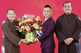 Quý Thầy chùa Kỳ Quang II tặng hoa chúc mừng 14 năm hoạt động của dự án "Đôi tay người mù - Ảnh: L.Đ.L