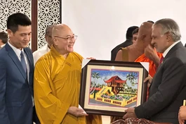 Hòa thượng Thích Đức Tuấn trao quà lưu niệm đến Ban Tổ chức