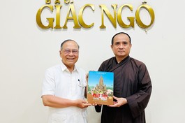 Nhà nhiếp ảnh Võ Văn Tường tặng tác phẩm thứ 40 của mình đến Thượng tọa Thích Tâm Hải, Tổng Biên tập Báo Giác Ngộ, đầu tháng 6-2024 - Ảnh: VVT