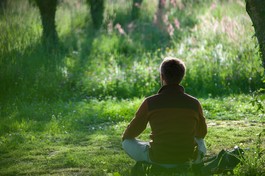 Bạn nên học hạnh báo hiếu của người cư sĩ tại gia để vừa hiếu thảo với cha mẹ, tổ tiên mà vừa làm tròn bổn phận làm chồng, làm cha của mình - Ảnh minh họa từ Làng Mai