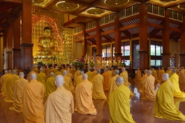 Chư Tăng đảnh lễ Tam bảo tại chánh điện Việt Nam Quốc Tự