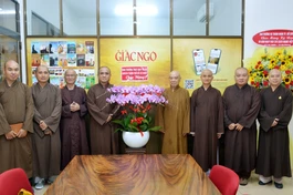 Chư tôn đức đại diện Ban Thường trực Ban Trị sự GHPGVN TP.HCM tặng hoa chúc mừng Báo Giác Ngộ