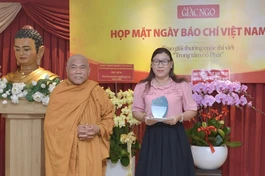Hòa thượng Thích Giác Toàn trao kỷ niệm chương và phần thưởng cho tác giả Bùi Thị Kim Loan, giải nhất cuộc thi viết "Trong tâm có Phật" với tác phẩm "Những đóa tâm sen"