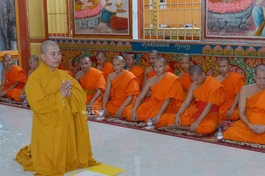 Đại đức Nhuận Đức quỳ sám hối trước chư Tăng Nam tông Khmer, xin lỗi đồng bào Khmer vì những lời và thái độ khiếm nhã đối với bà con Khmer trong một video năm 2023 - Ảnh: Bảo Toàn/BGN