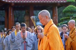 Hòa thượng Thích Trí Quảng niệm hương cầu nguyện trong một buổi lễ - Ảnh: Bảo Toàn