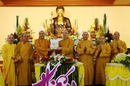 Trưởng lão Hòa thượng Thích Thanh Nhiễu trao quà đến Ban Thường trực Ban Trị sự GHPGVN tỉnh Bắc Ninh