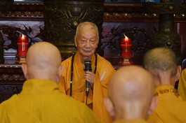 Chư tôn đức Ban Trị sự GHPGVN TP.HCM, Ban Trị sự các quận, huyện và TP.Thủ Đức đảnh lễ khánh tuế Đức Pháp chủ GHPGVN cùng chư vị Trưởng lão Hội đồng Chứng minh - Ảnh: Bảo Toàn