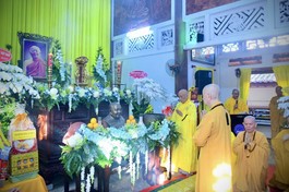Đức Pháp chủ GHPGVN dâng hương tưởng niệm húy nhật Trưởng lão Hòa Thượng Thích Minh Châu 