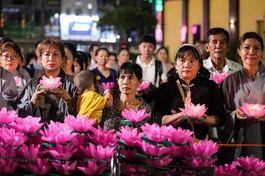 [Video] Hàng ngàn người tham dự Lễ phóng liên đăng tại Việt Nam Quốc Tự