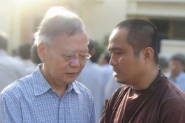 Tác giả, Thầy Thích Tâm Hải với Giáo sư Cao Huy Thuần, trong Đại lễ Phật đản năm 2008 tại cố đô Huế - Ảnh: TTNT