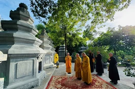 Trưởng lão Hòa thượng Thích Thiện Nhơn và Thượng tọa Thích Đức Thiện trước bảo tháp Hòa thượng Thích Huệ Trí tại tổ đình Kim Tiên ở cố đô Huế - Ảnh: Quảng Điền/BGN