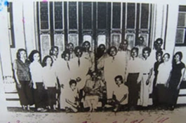 Nhà sư Bình Lương chụp ảnh với bà con Việt Kiều Thái Lan trước khi về nước năm 1964