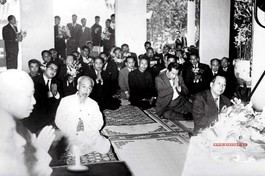 Bác Hồ với vua Lào lễ Phật tại chính điện chùa Quán Sứ, Hà Nội (1963) - Ảnh: Tư liệu GHPGVN