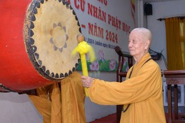 Đại lão Hòa thượng Viện trưởng khởi hồi trống khai giảng năm học mới 2024-2025 - Ảnh: Bảo Toàn/BGN
