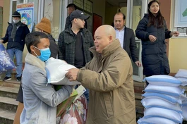 Thượng tọa Thích Thanh Phong trong một đợt tặng quà đến bà con có hoàn cảnh khó khăn ở các tỉnh Tây Bắc - Ảnh: Quảng Đạo