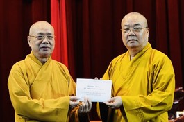 Trưởng lão Hòa thượng Thích Thanh Nhiễu trao học bổng Đức Nhuận đến đại diện Học viện Phật giáo VN tại Hà Nội