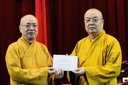 Trưởng lão Hòa thượng Thích Thanh Nhiễu trao học bổng Đức Nhuận đến đại diện Học viện Phật giáo VN tại Hà Nội
