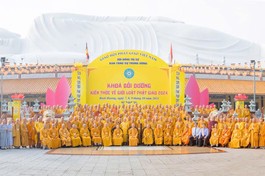 Chư vị giáo phẩm lãnh đạo Giáo hội và chư Tăng Ni tham dự lễ khai mạc Khóa bồi dưỡng kiến thức Giới luật Phật giáo năm 2024 do Ban Tăng sự T.Ư tổ chức tại tỉnh Bình Dương dành cho các tỉnh thành phía Nam (từ Quảng Trị trở vào Cà Mau) - Ảnh: PV/BGN