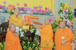 Trưởng lão Hòa thượng Thích Thiện Nhơn trao quyết định thành lập Trường Trung cấp Phật học Nam tông Khmer Kiên Giang đến Hòa thượng Danh Đổng - Ảnh: Đăng Huy