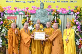 Trưởng lão Hòa thượng Thích Thiện Pháp tặng Bằng tuyên dương công đức đến Ban Trị sự GHPGVN tỉnh Bình Dương - Ảnh: Nguyên Tài/BGN