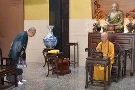 Hòa thượng Shioiri Hodo, Giáo sư danh dự, Phó Chủ tịch Thường trực Hội đồng Trường Đại học Taisho Tokyo chào Đức Pháp chủ GHPGVN - Ảnh: Bảo Toàn/BGN