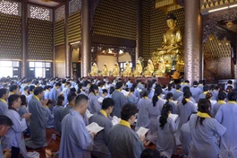 Lễ quy y Tam bảo cử hành tại chánh điện chùa Huê Nghiêm - Ảnh: BGN