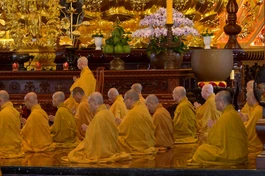 Đại lão Hòa thượng Pháp chủ GHPGVN cùng chư Tăng nghe lại giới Tỳ-kheo, Bồ-tát trong Lễ bố-tát sáng 14-9-Giáp Thìn tại Việt Nam Quốc Tự - Ảnh: Bảo Toàn/BGN