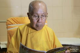 Trưởng lão Hòa thượng Thích Tịnh Hạnh, Thành viên Hội đồng Chứng minh GHPGVN đang xem báo Giác Ngộ - Ảnh: Bảo Thiên/BGN