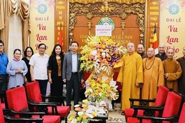 Trưởng ban Tôn giáo Chính phủ Vũ Hoài Bắc tặng lẵng hoa chúc mừng đến chư tôn đức lãnh đạo Giáo hội