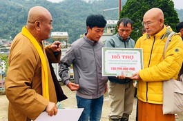 Trao tiền ủng hộ đặc biệt của Tăng Ni, Phật tử bạn đọc Báo Giác Ngộ đến các hộ gia đình bị lũ cuốn nhà cửa để dựng lại cuộc sống sau thiên tại ở tỉnh Lào Cai