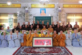 Đây là học kỳ cuối của Tăng Ni sinh Lớp Sơ cấp Phật học TP.Thủ Đức khóa I. Sau khi hoàn thành chương trình 4 học kỳ, Tăng Ni sinh sẽ tham dự kỳ thi tốt nghiệp vào cuối năm nay - Ảnh: Tr.Thắng