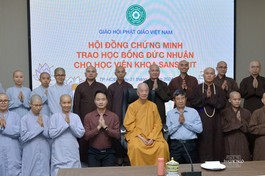 Đức Pháp chủ GHPGVN và chư tôn đức cùng quý Phật tử ngoại hộ trong đợt trao học bổng đến Tăng Ni sinh viên khoa Phật học Sanskrit thuộc Học viện Phật giáo VN tại TP.HCM, tháng 10-2024 - Ảnh: Bảo Toàn/BGN